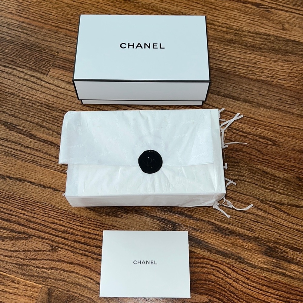 Chanel Limited Edition Holiday Sheer Genius Lipgloss Trio & Cosmetic Bag - Picture 2 of 3